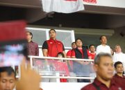 Presiden Jokowi Di Dampingi Menpora Menyapa Penonton Di Tribun VVIP Timur