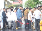 Menpora Dito Bersama Istri dan Anaknya Ikut Mengantre di Istana Negara