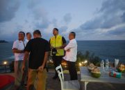 Menpora Dito Sempatkan Diri Berswafoto Di Pantai Menganti