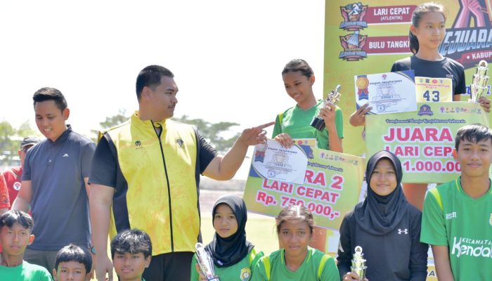 Menpora Dito Bantu Atlet Muda Kendal dengan Sepatu Baru Usai Tampil Gemilang di Kejuaraan Tarkam