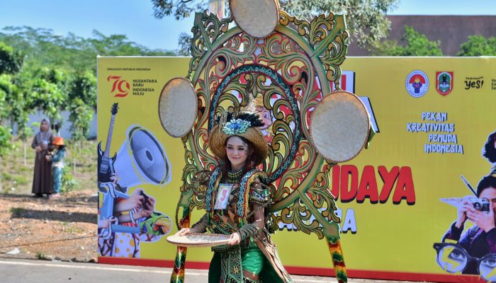 Generasi Muda Tampilkan Pakaian Adat di Pawai Budaya Nusantara Kreativesia 2024