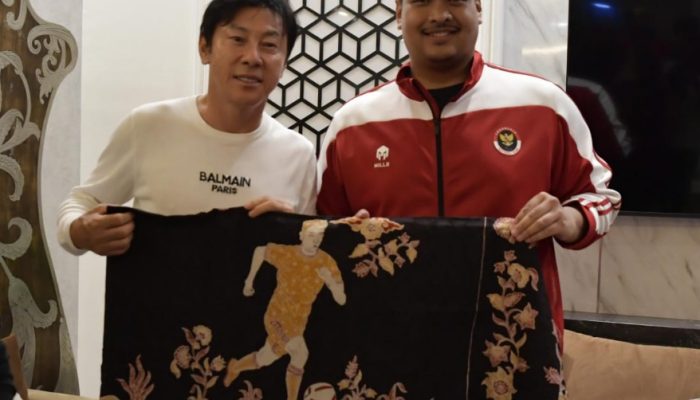 Couch Shin Tae-Yong Kunjungi Kediaman Menpora Dito