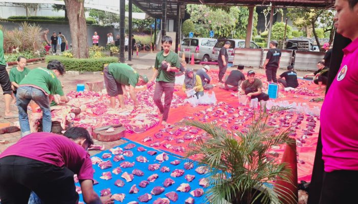 Kemenpora Salurkan 650 Paket Qurban untuk Masyarakat dan Pegawai