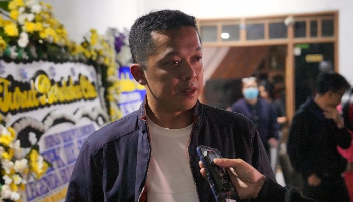 Wamenpora Taufik Hidayat Takziah ke Rumah Duka Iie Sumirat, Sosok Guru dan Legenda Bulutangkis