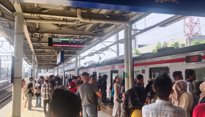Di Balik Pulihnya KRL, Penumpang Sampaikan Duka dan Harapan